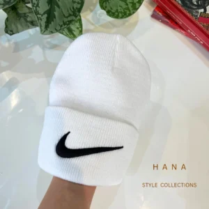کلاه بافت سفید طرح نایکی، لباس دخترانه مینیمال