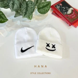 کلاه بافت سفید در دو طرح آدمک و نایک، اکسسوری شیک دخترانه
