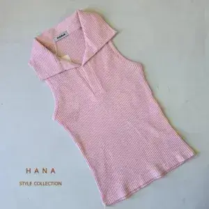 تاپ یقه شکاری زنانه رنگ صورتی مناسب استایل مینیمال- لباس زنانه شیک