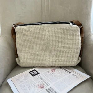 کیف کنفی دسته چرم زنانه با سایز متوسط از نمای جلو- لباس زنانه شیک