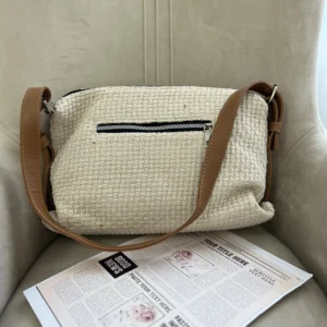 کیف کنفی دسته چرم زنانه با سایز متوسط از نمای پشت- لباس زنانه شیک