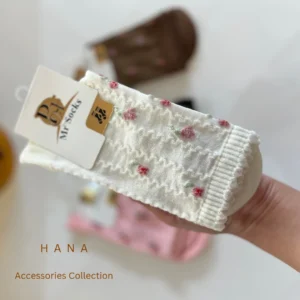 جوراب دخترانه ساق بلند گلریز سفید مناسب استایل مینیمال، لباس دخترانه