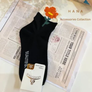 جوراب نیم ساق گلدار زنانه مشکی با گل نارنجی، لباس دخترانه