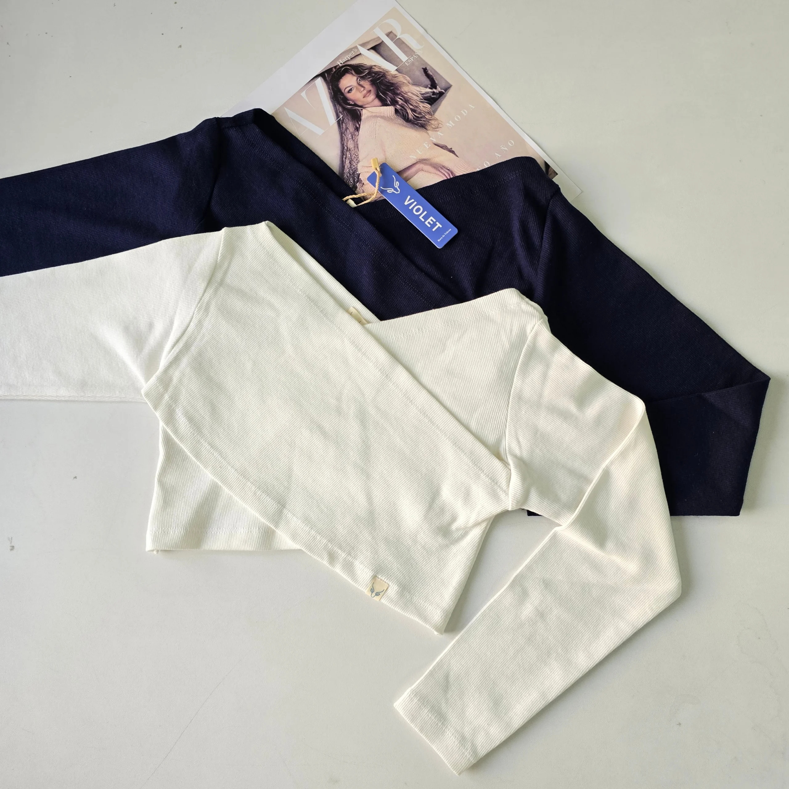 بلوز کراپ چپ و راستی آستین بلند زنانه در دو رنگ سفید و مشکی برای استایل مینیمال- لباس دخترانه