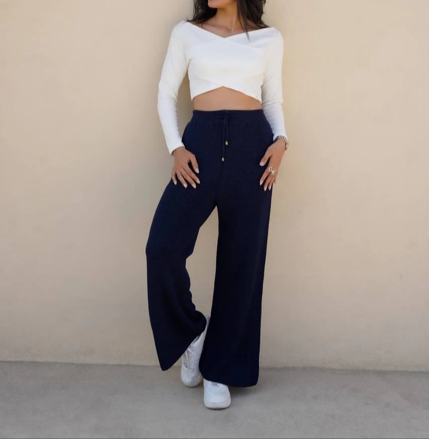 تنخور بلوز کراپ چپ و راستی آستین بلند دخترانه از نمای جلو- لباس دخترانه