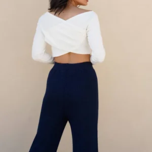 تنخور بلوز کراپ چپ و راستی آستین بلند دخترانه از نمای پشت- لباس دخترانه