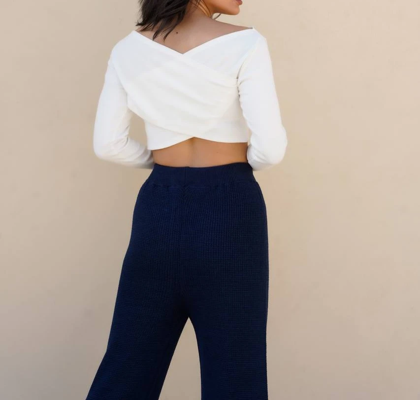 تنخور بلوز کراپ چپ و راستی آستین بلند دخترانه از نمای پشت- لباس دخترانه