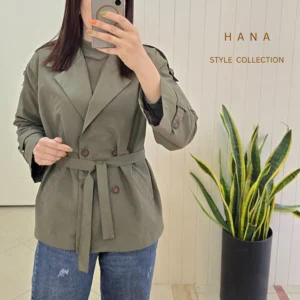 ترنچ‌کت سبز کمردار و آستردار زنانه مناسب فصل پاییز- لباس دخترانه شیک