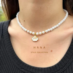 گردنبند دخترانه مروارید با پلاک صدف از نمایی دیگر، اکسسوری زنانه شیک