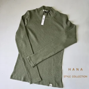 بلوز یقه ایستاده کبریتی دخترانه رنگ سبز زیتونی روشن مناسب فصل پاییز- لباس زنانه