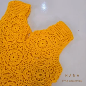 تاپ قلاب بافی زنانه یقه هفت رنگ زرد با جزییات یقه- لباس دخترانه