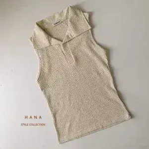 تاپ یقه شکاری زنانه رنگ کرم روشن مناسب استایل مینیمال- لباس زنانه شیک