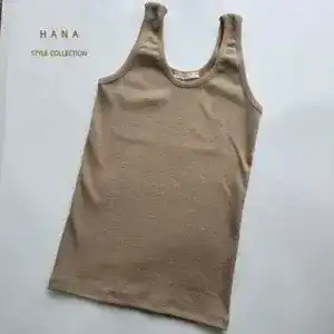 تاپ رکابی زنانه جنس کبریتی ریز رنگ کرم نسکافه مناسب استایل روزمره- لباس دخترانه